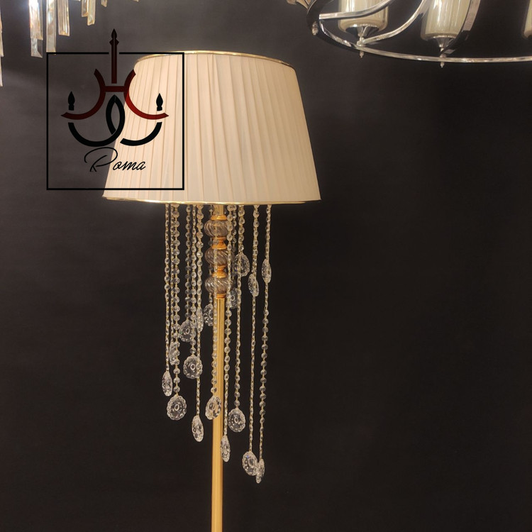 آباژور ایستاده کنار سالنی مدرن | مناسب پذیرایی مدل آبشاری | برند رومالوستر
