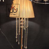 آباژور ایستاده کنار سالنی آبشاری | پایه بلند مدرن با آویزهای کریستالی و رنگبندی متنوع