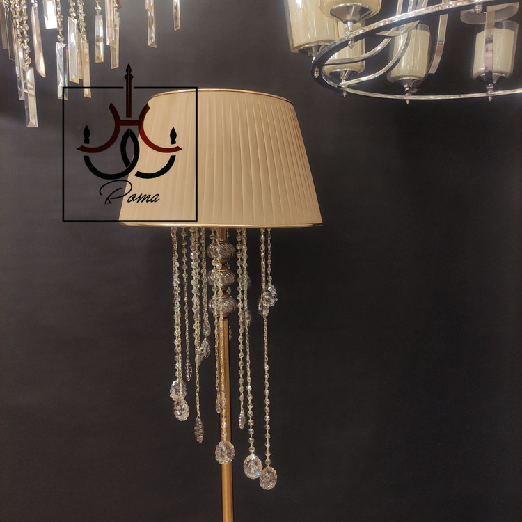 آباژور ایستاده کنار سالنی آبشاری | پایه بلند مدرن با آویزهای کریستالی و رنگبندی متنوع