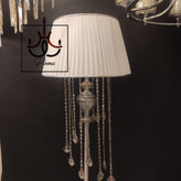 آباژور ایستاده کنار سالنی آبشاری | رنگ سیلور با آویزهای کریستالی