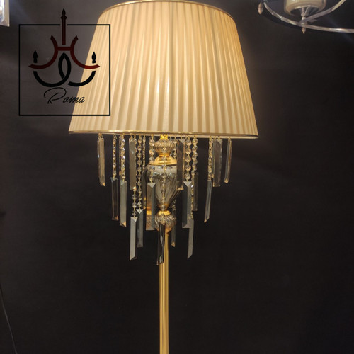 آباژور ایستاده کنار سالنی افروز | مدرن با آویزهای کریستالی