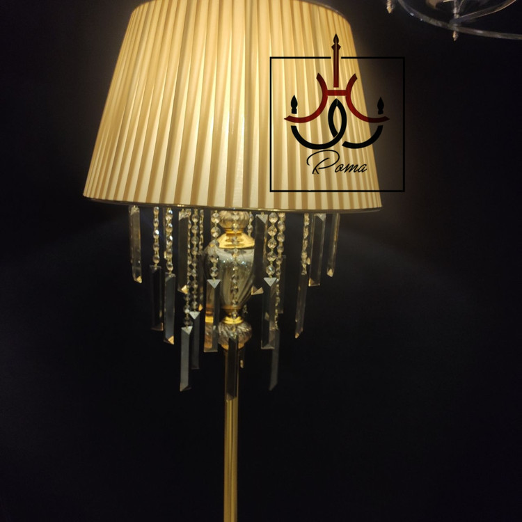 آباژور ایستاده کنار سالنی افروز | مدرن با آویزهای کریستالی