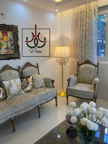 آباژور ایستاده کنار سالنی افروز | مدرن با آویزهای کریستالی