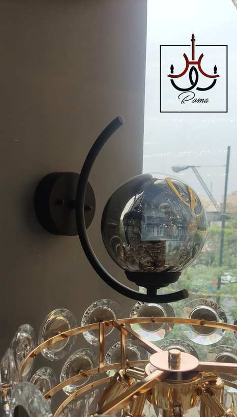 لوستر دیواری مدرن و ساده برند رومالوستر دیوارکوب مینیمال مشکی